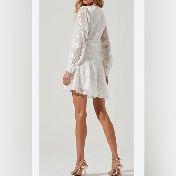 ASTR The Label Aja Burnout Wrap Front Mini Floral Dress NWT  Size L - Picture 11 of 15